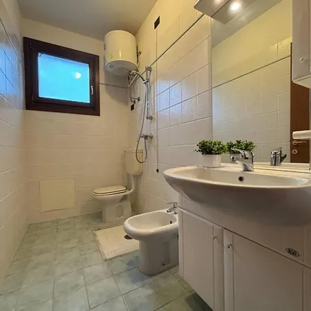아파트 Flat For Seven Guests In With Pool 비비오네